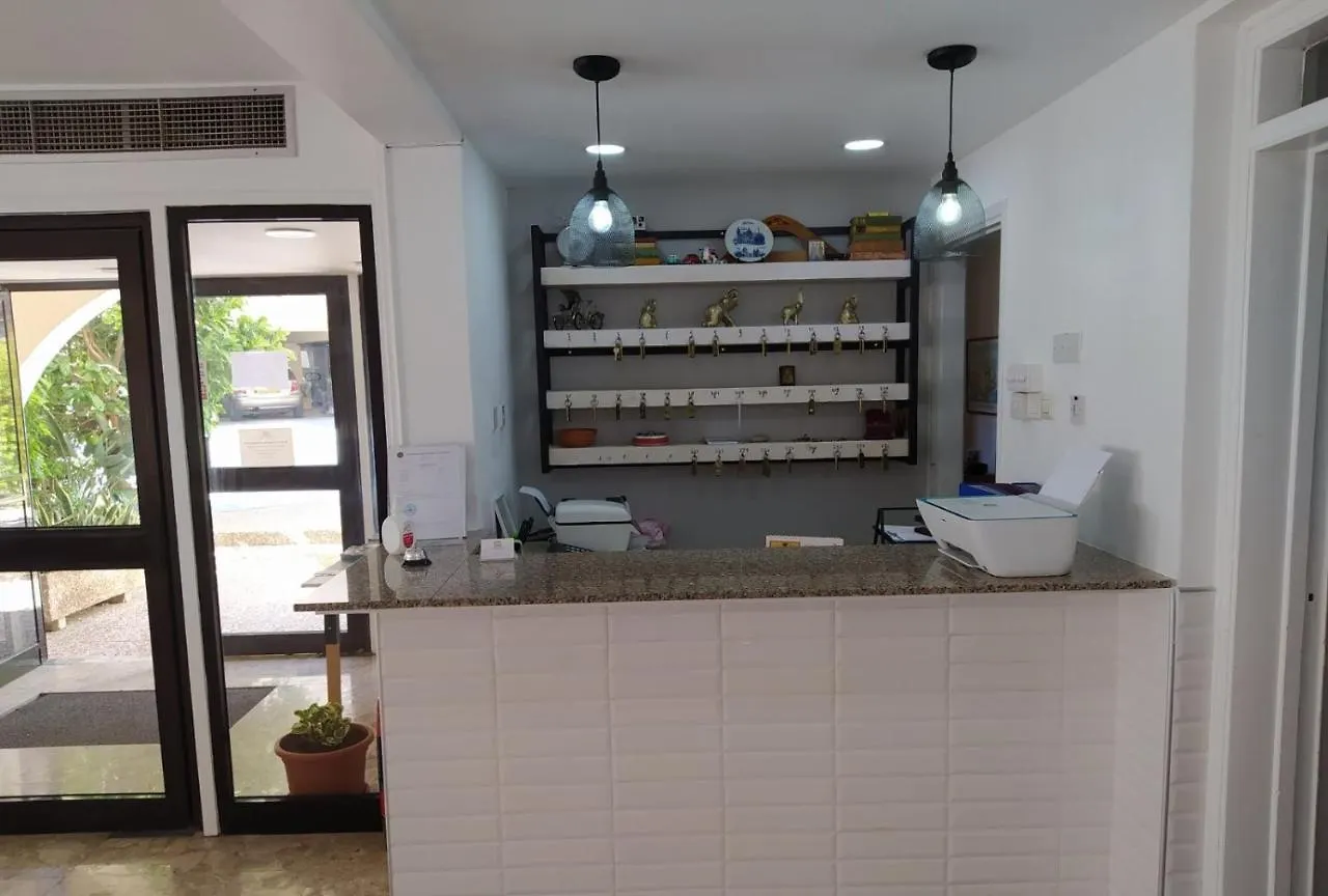 לרנקה Sea N Lake View Hotel Apartments קפריסין
