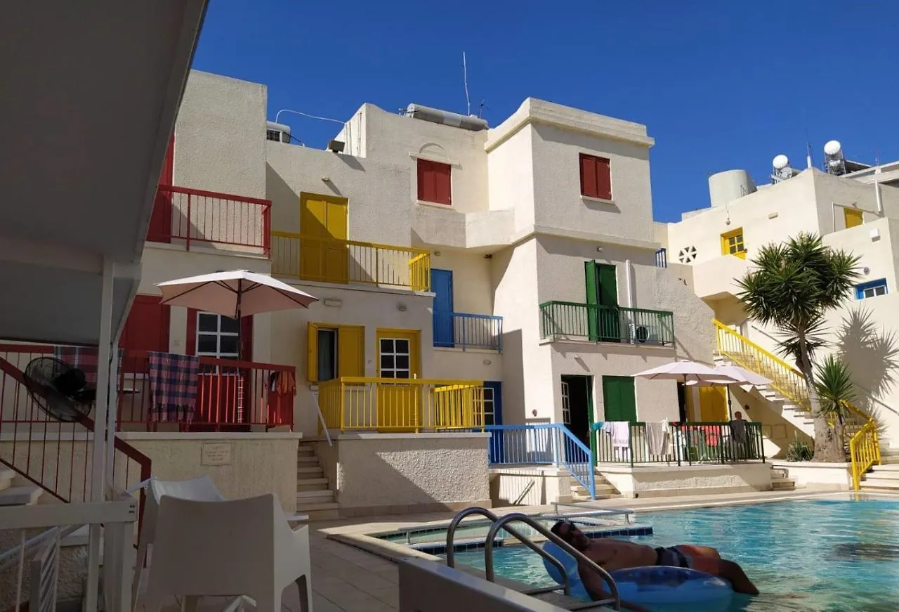 מלון דירות לרנקה Sea N Lake View Hotel Apartments