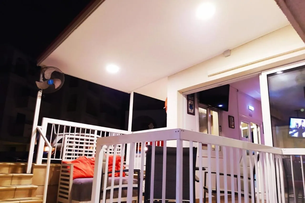 ** מלון דירות לרנקה Sea N Lake View Hotel Apartments קפריסין